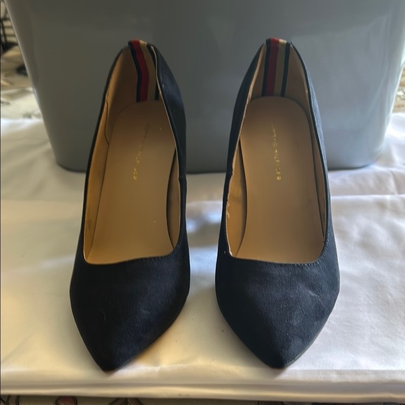 Elegant Black Pumps - Picture 1 of 6